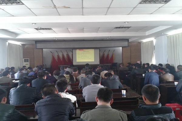 陶樓鎮(zhèn)機(jī)關(guān)支部組織黨員利用遠(yuǎn)程教育站點(diǎn)在春節(jié)前進(jìn)行集中學(xué)習(xí).jpg