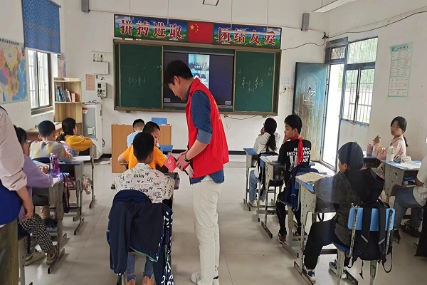 莊墓鎮(zhèn)李莊村:“三聚三解”鍛造過硬村干部隊伍.jpg